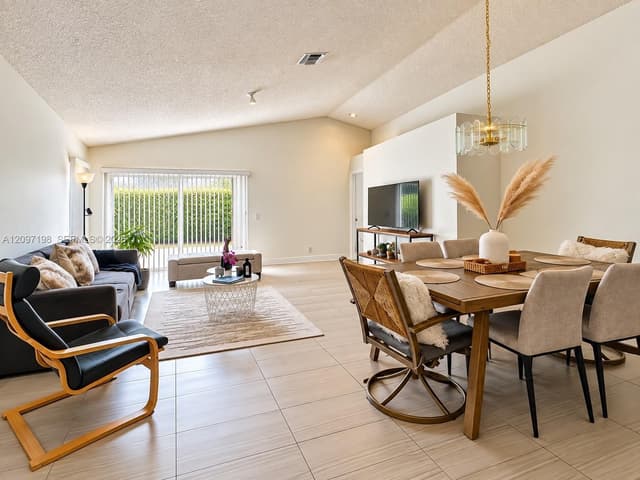 1359 Sabal Trl, Weston FL 33327 - Weston, FL - Photo 4