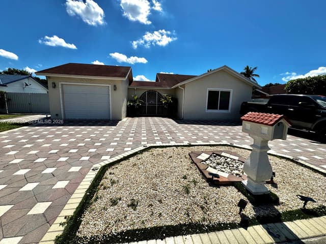 5836 NW 199th St, Hialeah FL 33015 - Hialeah, FL - Photo 2