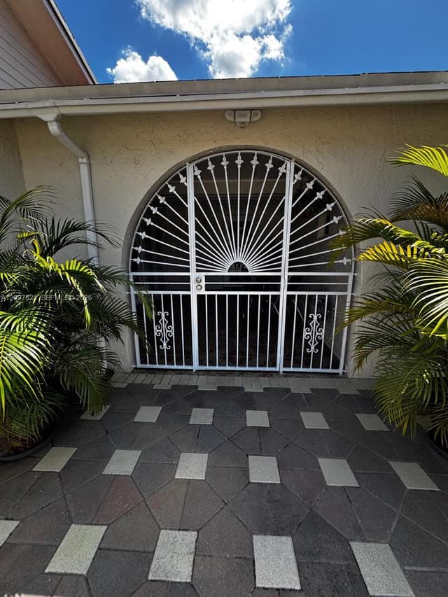 5836 NW 199th St, Hialeah FL 33015 - Hialeah, FL - Photo 3