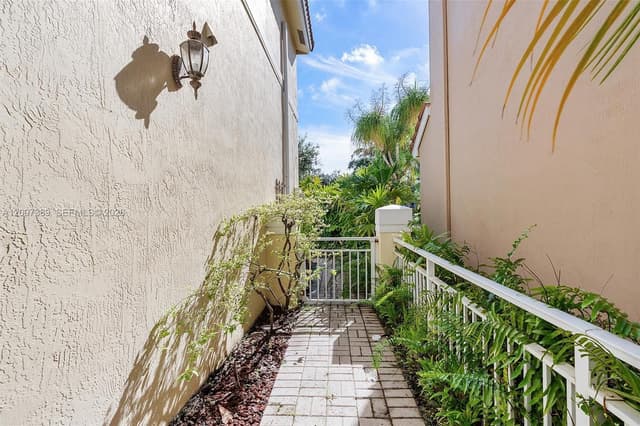 1960 Sweetbay Way, Hollywood FL 33019 - Hollywood, FL - Photo 3