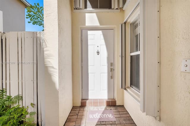 1960 Sweetbay Way, Hollywood FL 33019 - Hollywood, FL - Photo 4