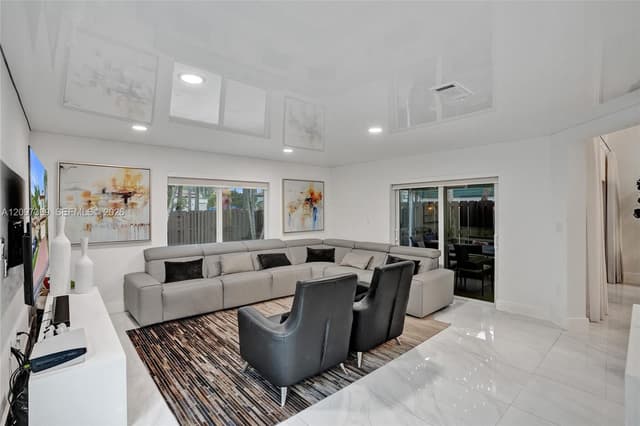 11366 NW 52nd St, Doral FL 33178 - Doral, FL - Photo 4