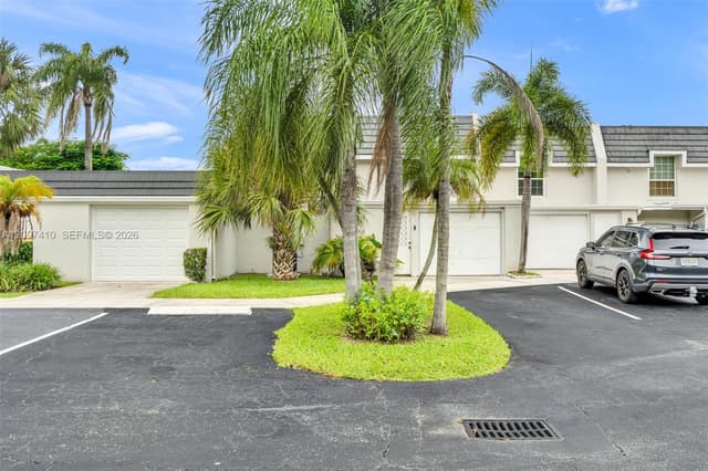 18958 Bobolink Dr, Hialeah FL 33015 - Hialeah, FL - Photo 2