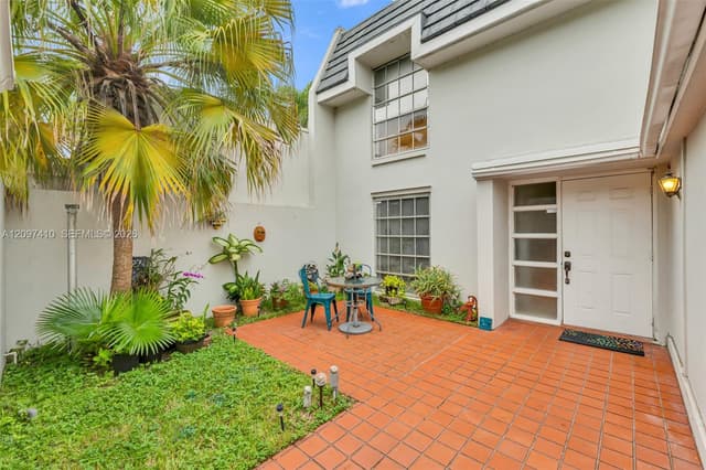 18958 Bobolink Dr, Hialeah FL 33015 - Hialeah, FL - Photo 4
