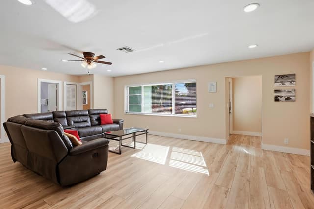 6880 KINGSTON Drive, Lake Worth FL 33462 - Lake Worth, FL - Photo 4