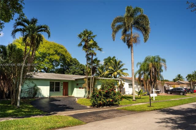 1010 NW 93rd Ter, Pembroke Pines FL 33024 - Pembroke Pines, FL - Photo 5