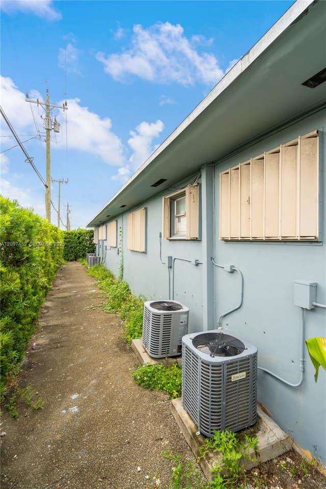 25 W 26th St, Hialeah FL 33010 - Hialeah, FL - Photo 5