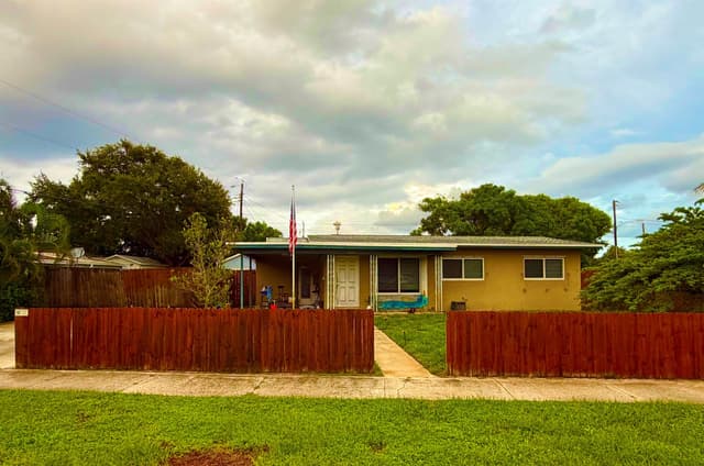 1014 S 9th Street S, Lantana FL 33462 - Lantana, FL - Photo 2