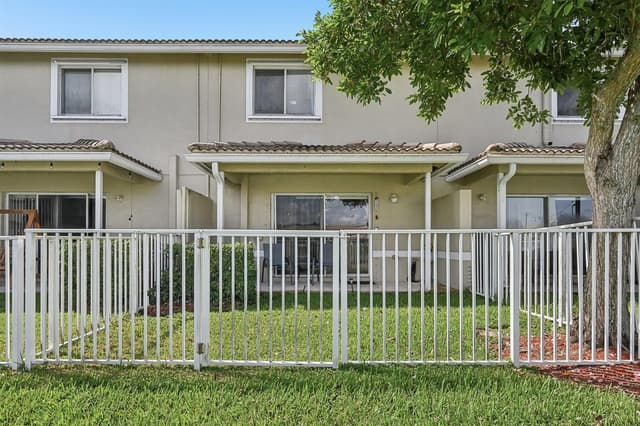 8985 LANCASTER Street, Tamarac FL 33321 - Tamarac, FL - Photo 5