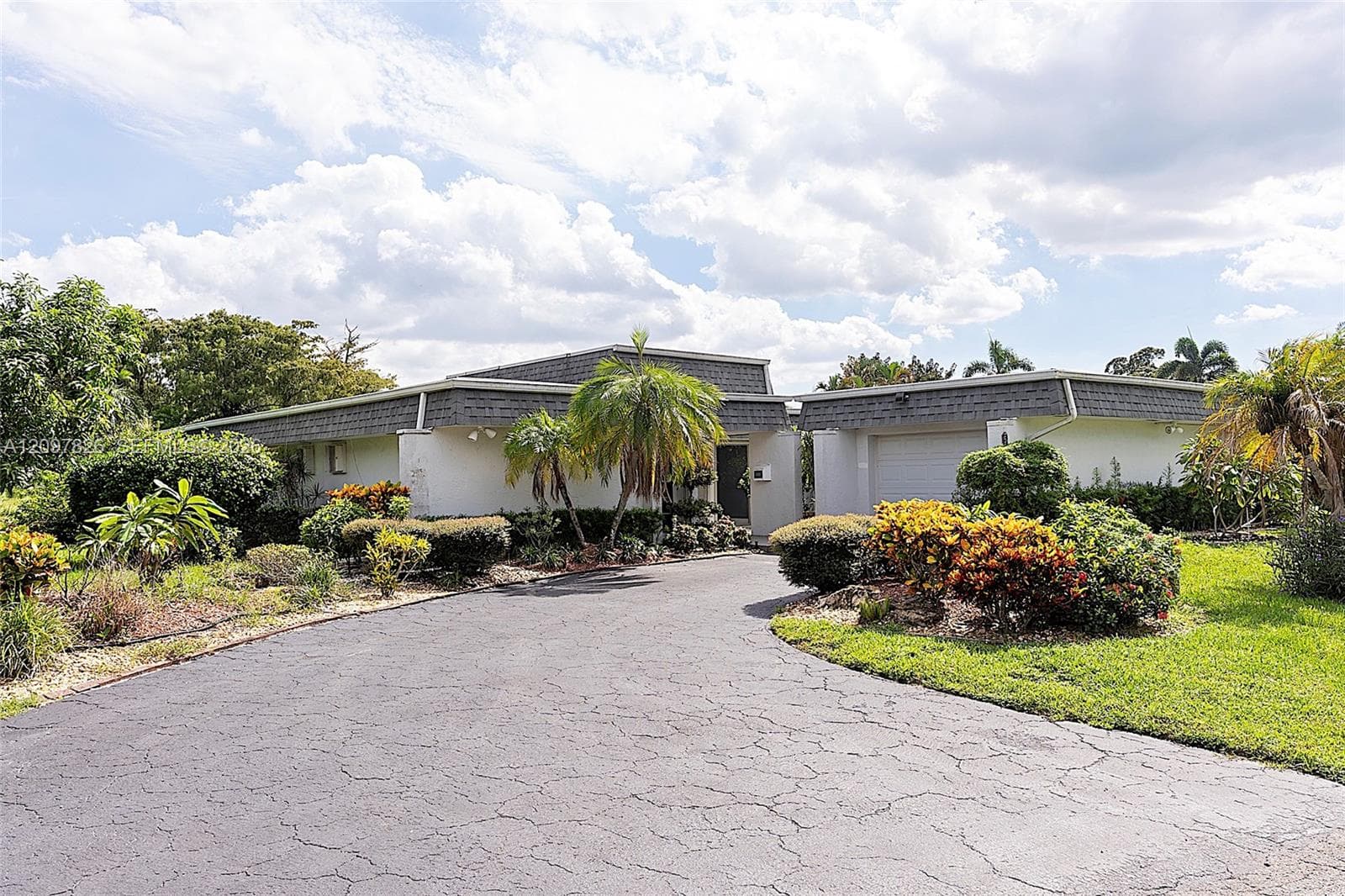 5010 Banyan Ln, Tamarac FL 33319 - Tamarac, FL - Photo 1
