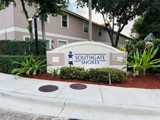8537 W SOUTHGATE SHORES Circle E, Tamarac FL 33321 - Tamarac, FL - Photo 2