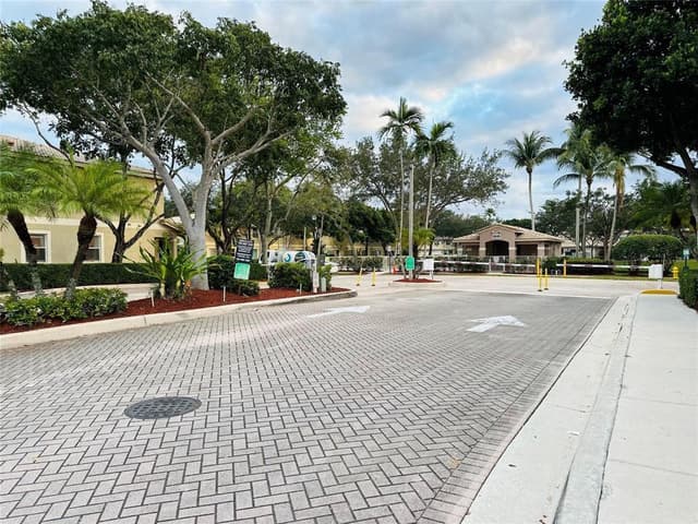 8537 W SOUTHGATE SHORES Circle E, Tamarac FL 33321 - Tamarac, FL - Photo 3