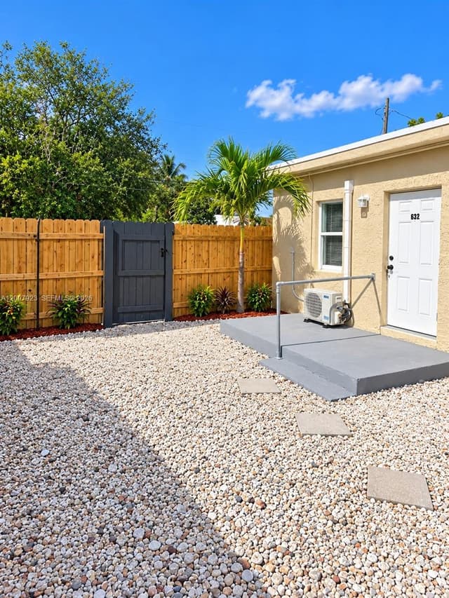 632 NW 14th Ter, Fort Lauderdale FL 33311 - Fort Lauderdale, FL - Photo 2