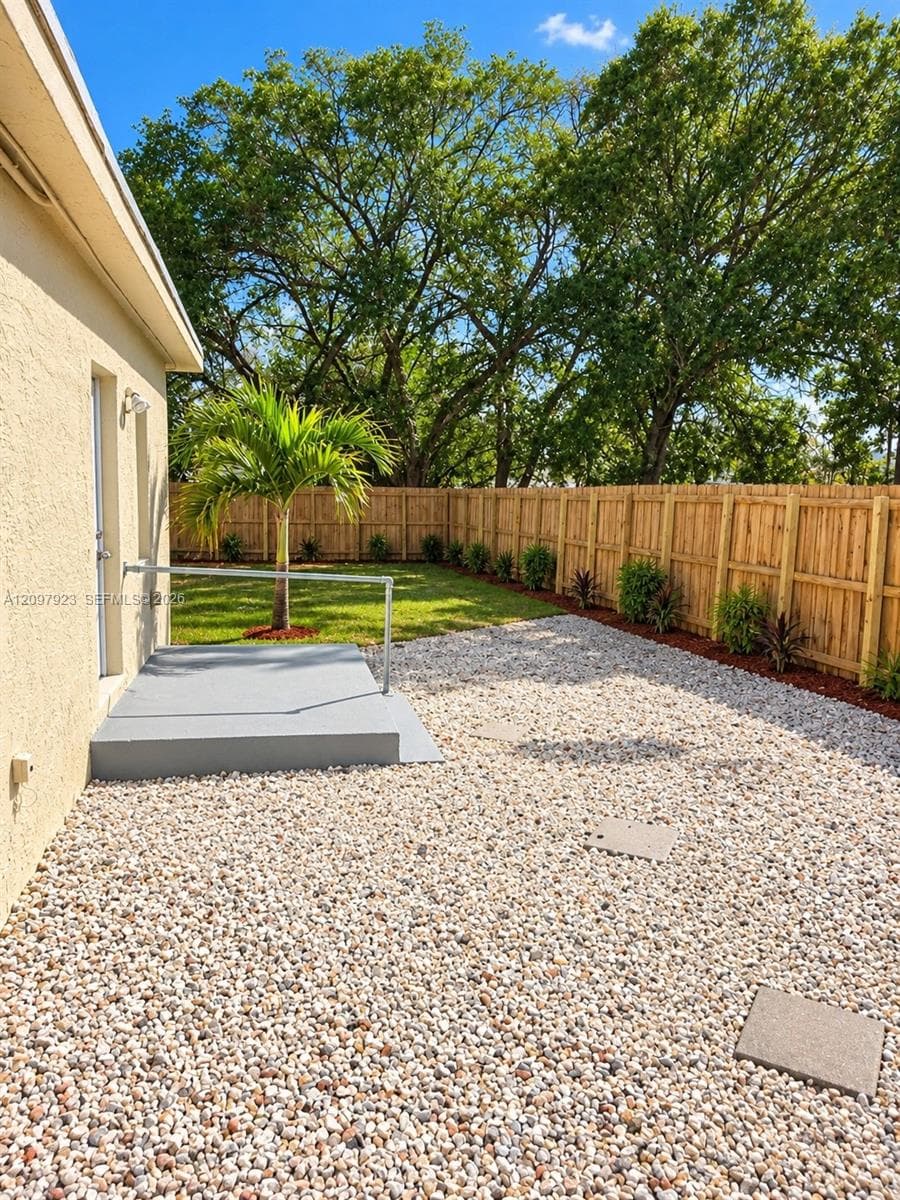 632 NW 14th Ter, Fort Lauderdale FL 33311 - Fort Lauderdale, FL - Photo 1