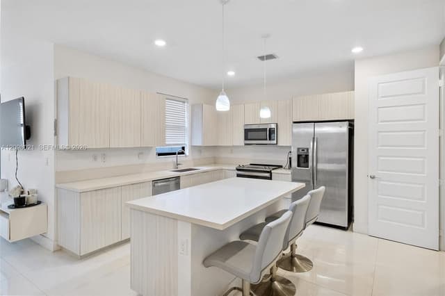 8110 NW 104th Ct, Doral FL 33178 - Doral, FL - Photo 6