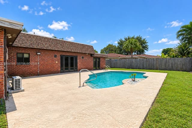 8131 NW 68th Ave, Tamarac FL 33321 - Tamarac, FL - Photo 6