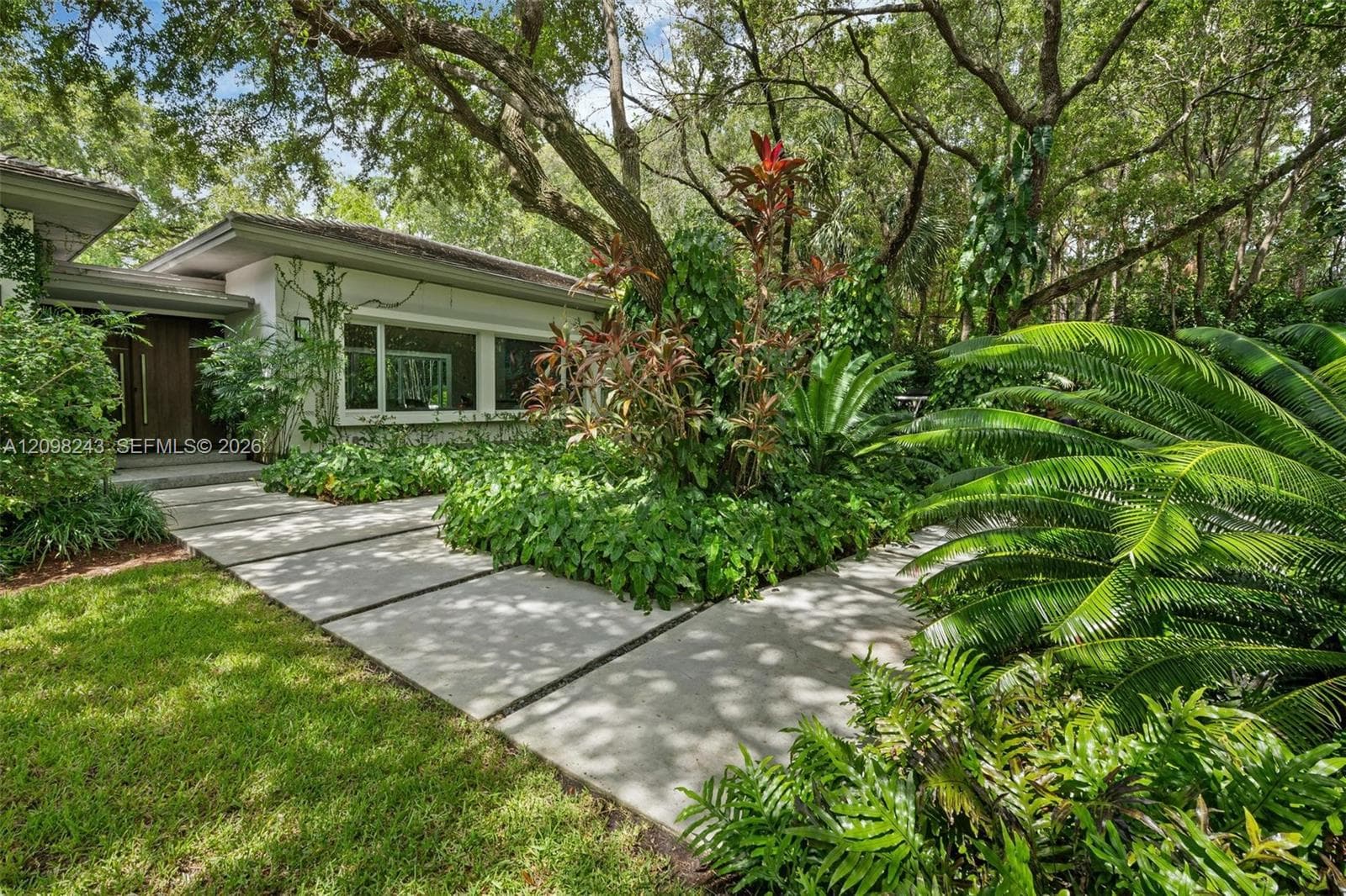 6080 SW 102nd St, Pinecrest FL 33156 - Pinecrest, FL - Photo 1