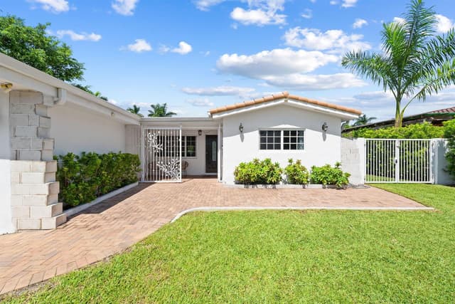 1311 Pierce Street, Hollywood FL 33019 - Hollywood, FL - Photo 2