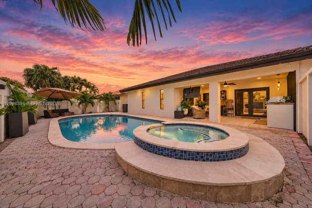 8936 NW 150th Ter, Miami Lakes FL 33018 - Miami Lakes, FL - Photo 2