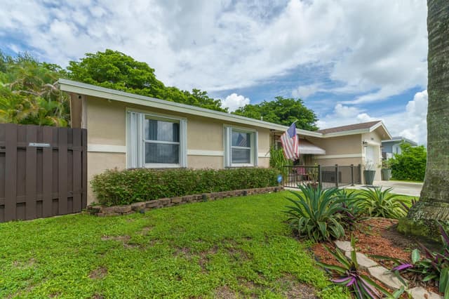 11841 NW 33RD Street, Sunrise FL 33323 - Sunrise, FL - Photo 2