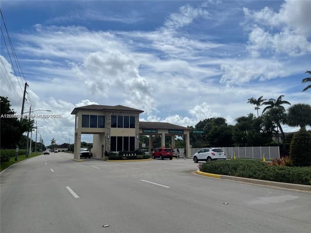800 SW 142nd Ave # 104N, Pembroke Pines FL 33027 - Pembroke Pines, FL - Photo 3