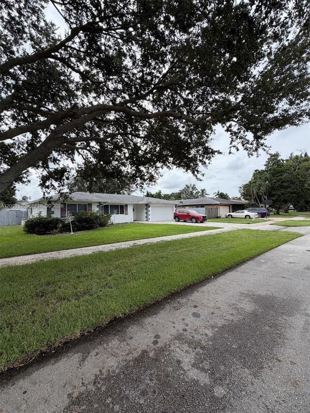 8410 SW 26th Pl, Davie FL 33328 - Davie, FL - Photo 2