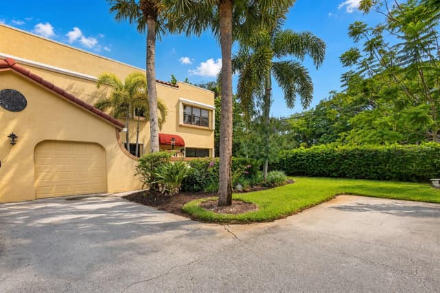 42 Uno Lago Drive, Juno Beach FL 33408 - Juno Beach, FL - Photo 2