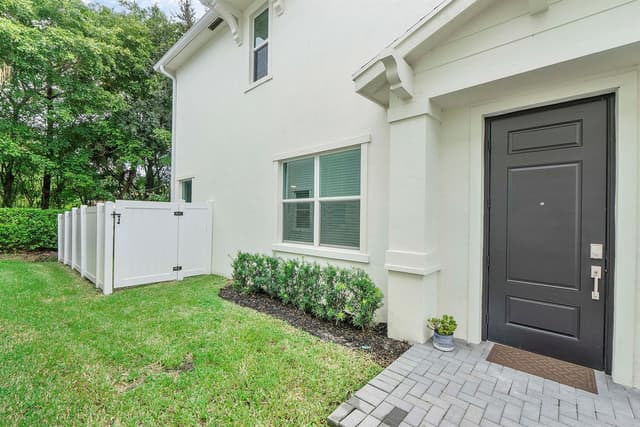 4567 Hollister Avenue, Lake Worth FL 33463 - Lake Worth, FL - Photo 2
