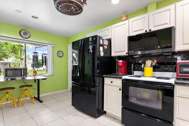 10307 70th St, Tamarac FL 33321 - Tamarac, FL - Photo 2