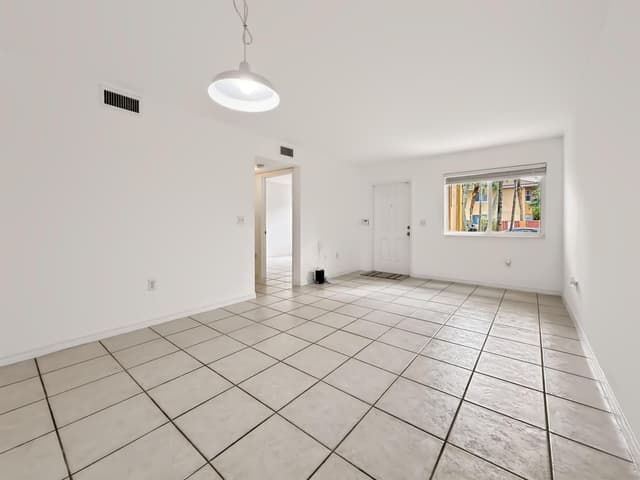 680 NW 79th Terrace, Pembroke Pines FL 33024 - Pembroke Pines, FL - Photo 2