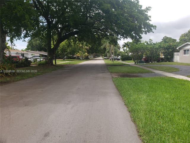 510 SW 70th Ave, Pembroke Pines FL 33023 - Pembroke Pines, FL - Photo 2