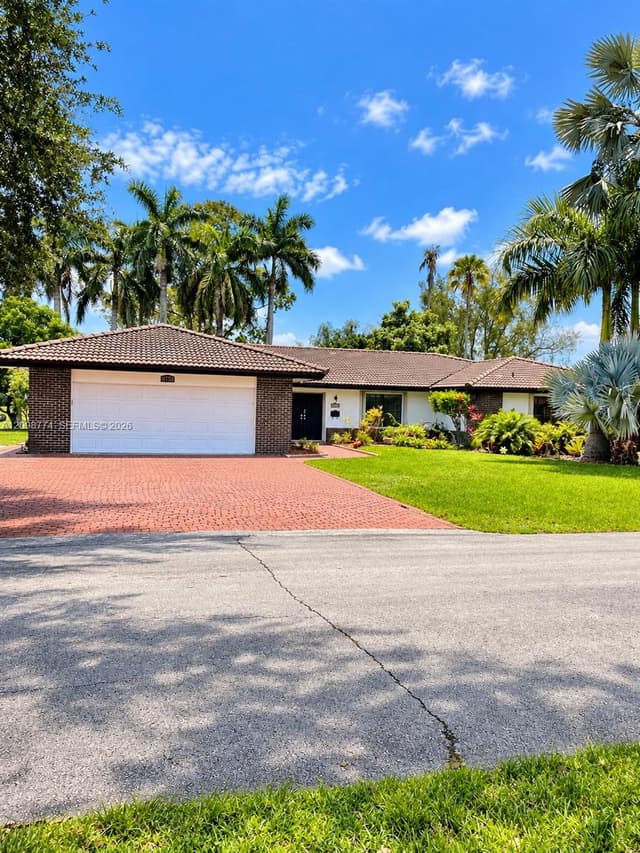 19265 E Saint Andrews Dr, Hialeah FL 33015 - Hialeah, FL - Photo 2