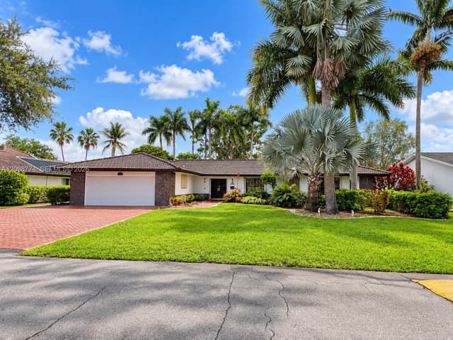 19265 E Saint Andrews Dr, Hialeah FL 33015 - Hialeah, FL - Photo 3