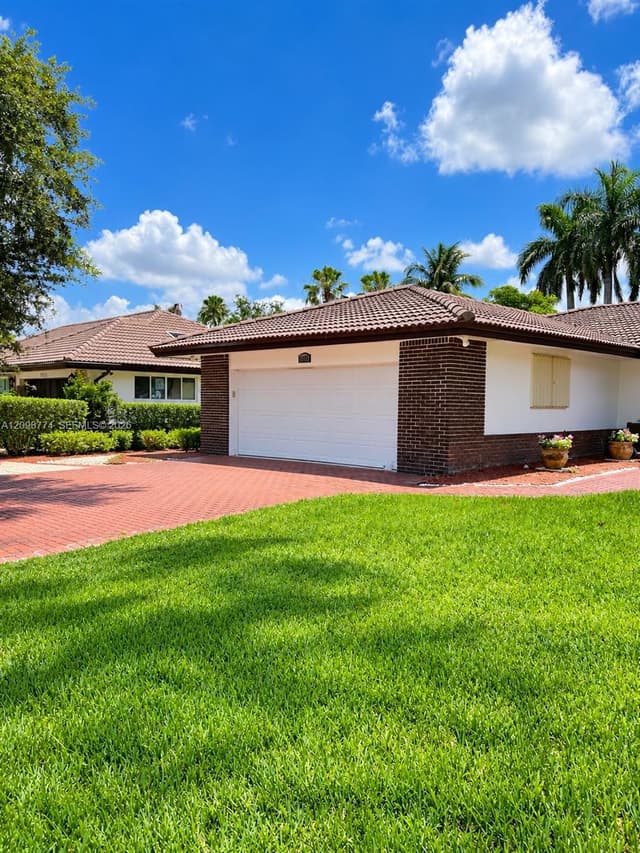 19265 E Saint Andrews Dr, Hialeah FL 33015 - Hialeah, FL - Photo 5