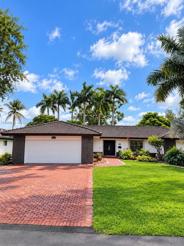 19265 E Saint Andrews Dr, Hialeah FL 33015 - Hialeah, FL - Photo 4