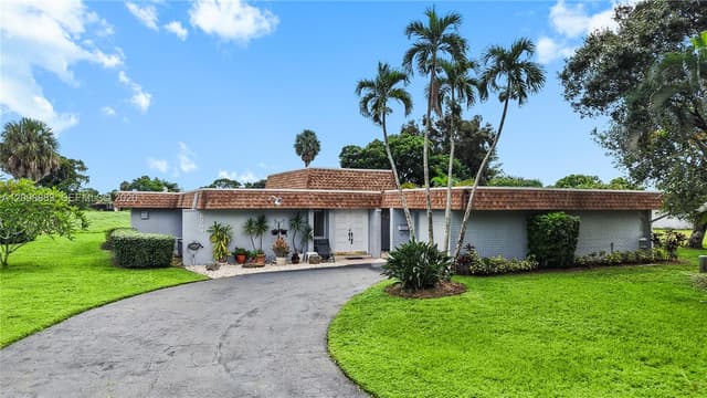 6204 Jacaranda Cir, Tamarac FL 33319 - Tamarac, FL - Photo 3
