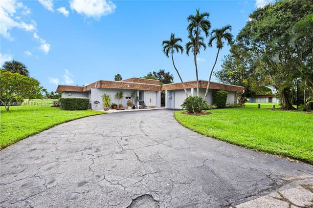 6204 Jacaranda Cir, Tamarac FL 33319 - Tamarac, FL - Photo 4