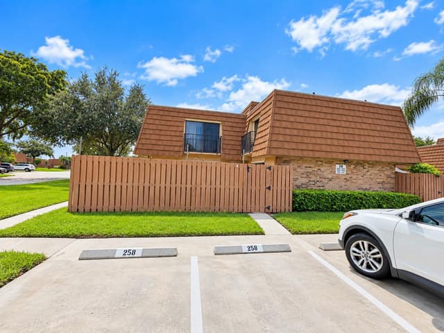 2590 LAKEVIEW Court, Cooper City FL 33026 - Cooper City, FL - Photo 2