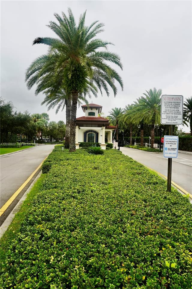 11646 SW 13th Ln, Pembroke Pines FL 33025 - Pembroke Pines, FL - Photo 2
