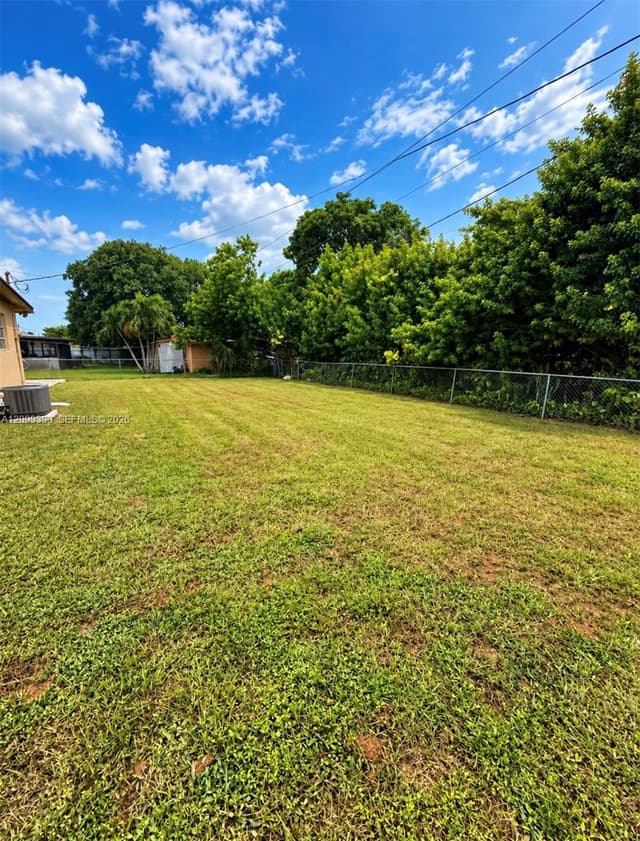 3271 NW 182nd St, Miami Gardens FL 33056 - Miami Gardens, FL - Photo 2