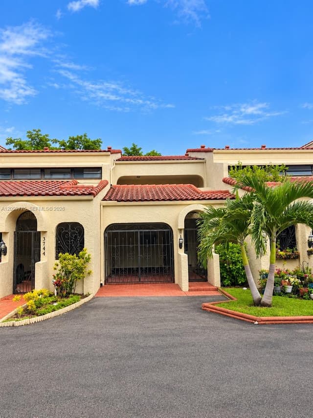 3746 Estepona Ave, Doral FL 33178 - Doral, FL - Photo 3