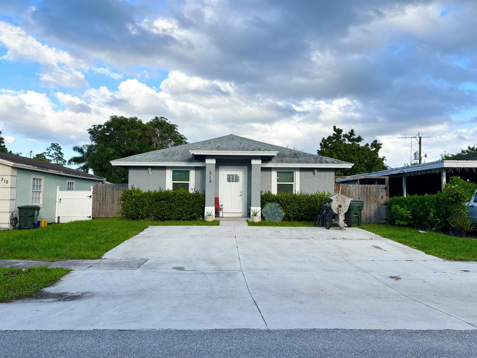 310 JENNINGS Avenue, FL 33463 - Photo 1