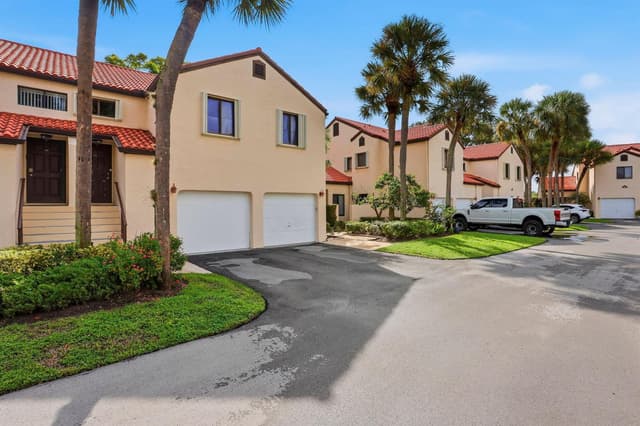 22 VIA DE CASAS SUR # 102, Boynton Beach FL 33426 - Boynton Beach, FL - Photo 2