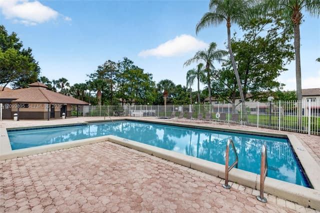 9012 Vineyard Lake Dr, Plantation FL 33324 - Plantation, FL - Photo 2