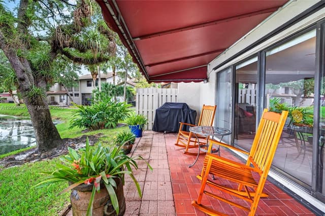 9012 Vineyard Lake Dr, Plantation FL 33324 - Plantation, FL - Photo 3