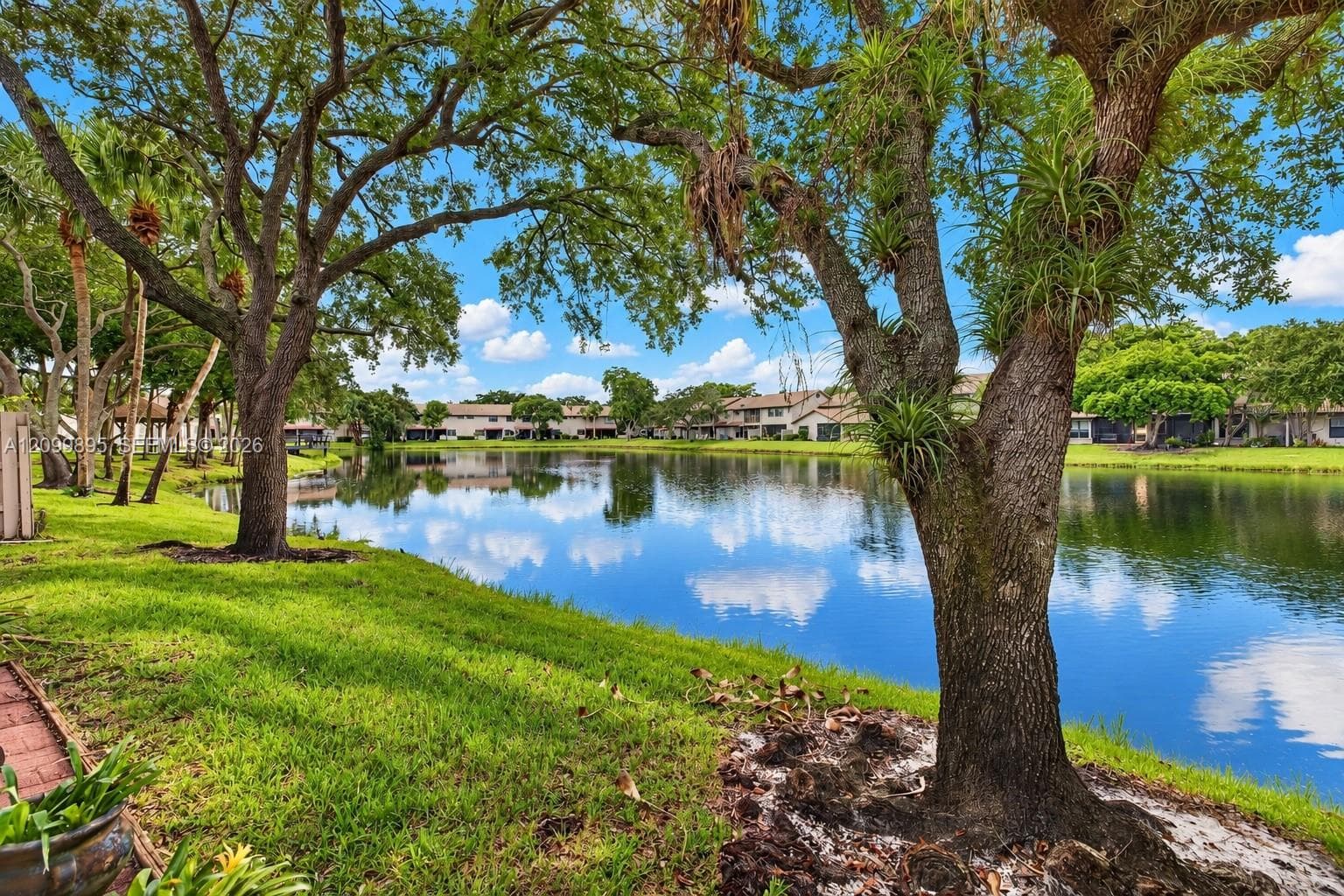 9012 Vineyard Lake Dr, Plantation FL 33324 - Plantation, FL - Photo 1