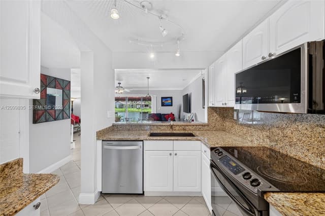9012 Vineyard Lake Dr, Plantation FL 33324 - Plantation, FL - Photo 5