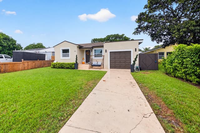1019 S C Street, FL 33460 - Photo 2