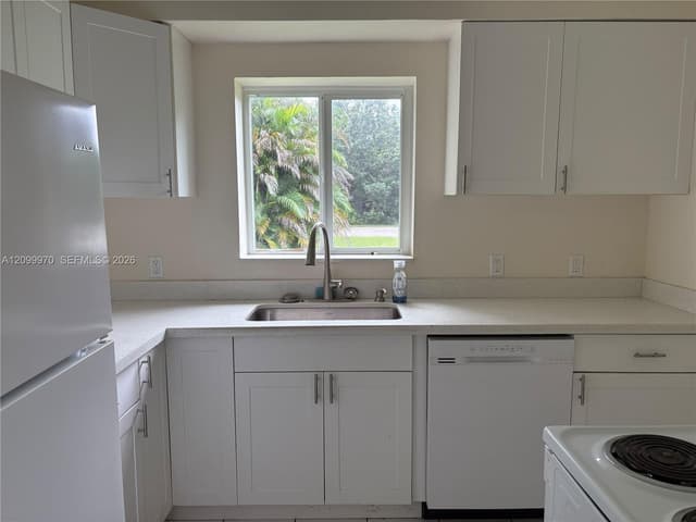 12000 NE 10th Ave, Biscayne Park FL 33161 - Biscayne Park, FL - Photo 7