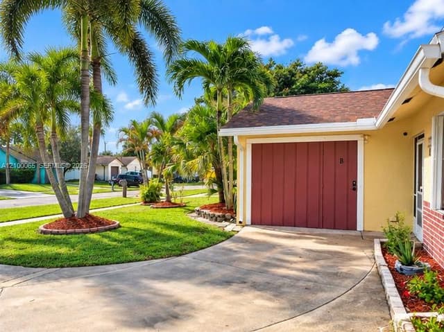 1063 Concert Way, Royal Palm Beach FL 33411 - Royal Palm Beach, FL - Photo 3